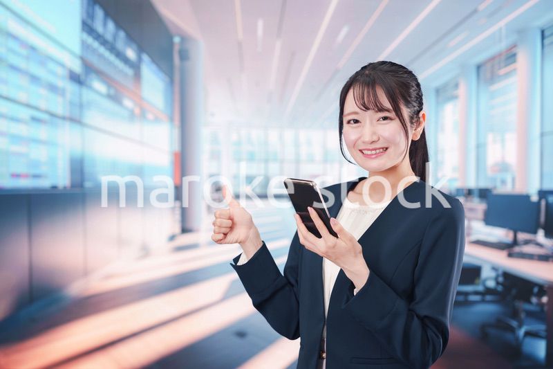 オフィスでスマホアプリを使うビジネスウーマン