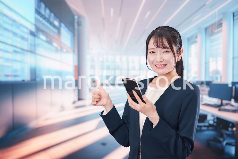 オフィスでスマホアプリを使うビジネスウーマン