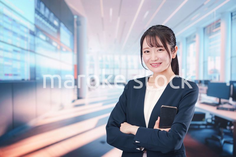 オフィスでスマホアプリを使うビジネスウーマン