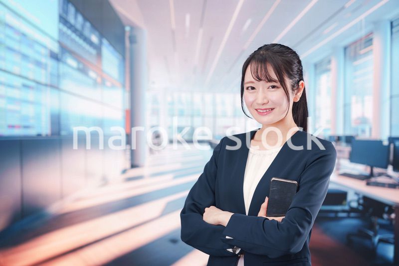 オフィスでスマホアプリを使うビジネスウーマン