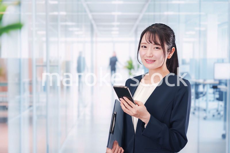 オフィスの廊下を歩く若い女性