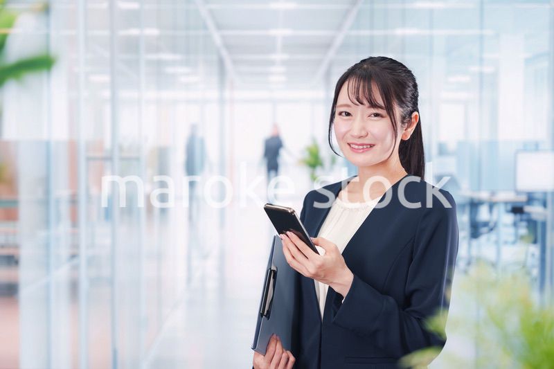 オフィスの廊下を歩く若い女性