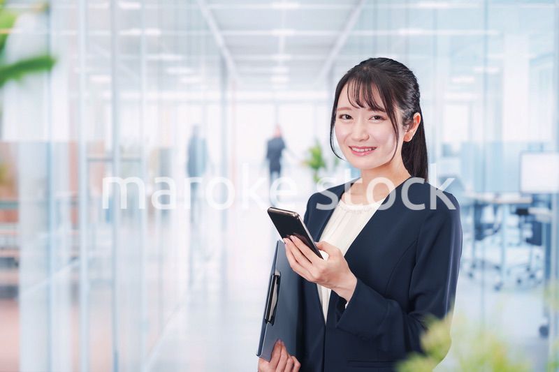 オフィスの廊下を歩く若い女性