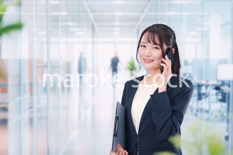 オフィスの廊下を歩く若い女性