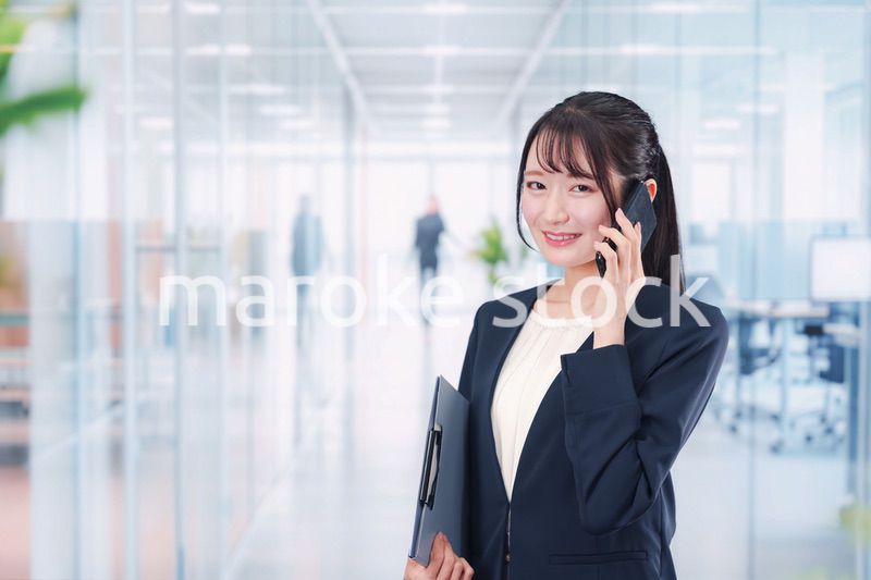 オフィスの廊下を歩く若い女性