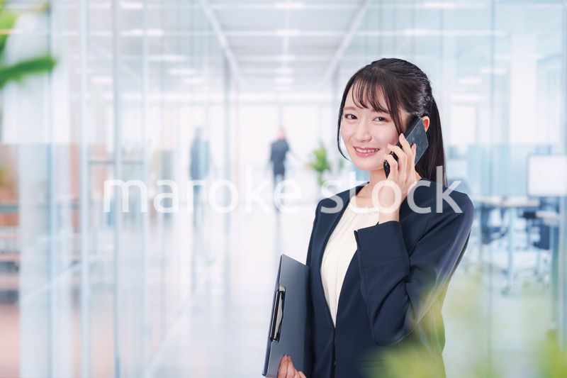 オフィスの廊下を歩く若い女性