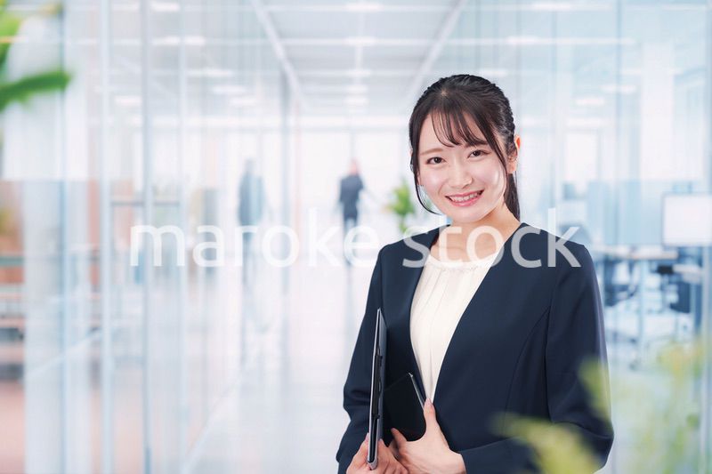 オフィスの廊下を歩く若い女性