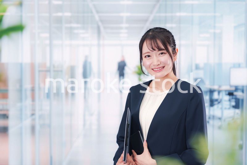 オフィスの廊下を歩く若い女性