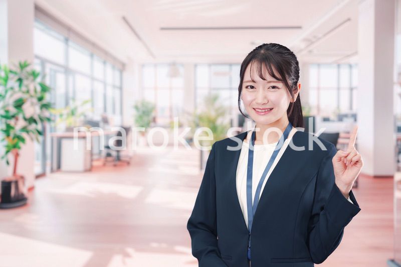 オフィスで働く笑顔の若い女性