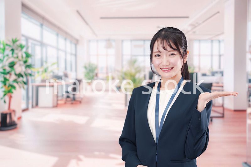 オフィスで働く笑顔の若い女性