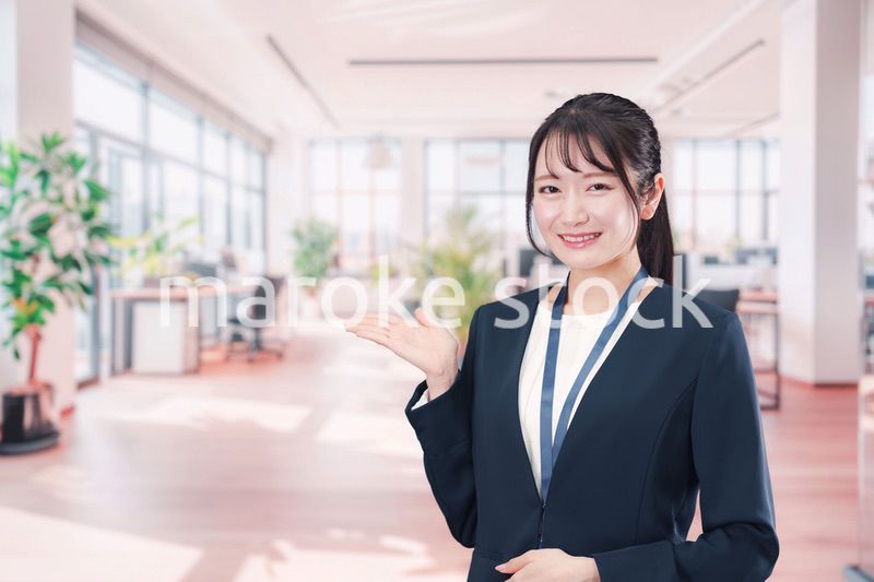 オフィスで働く笑顔の若い女性