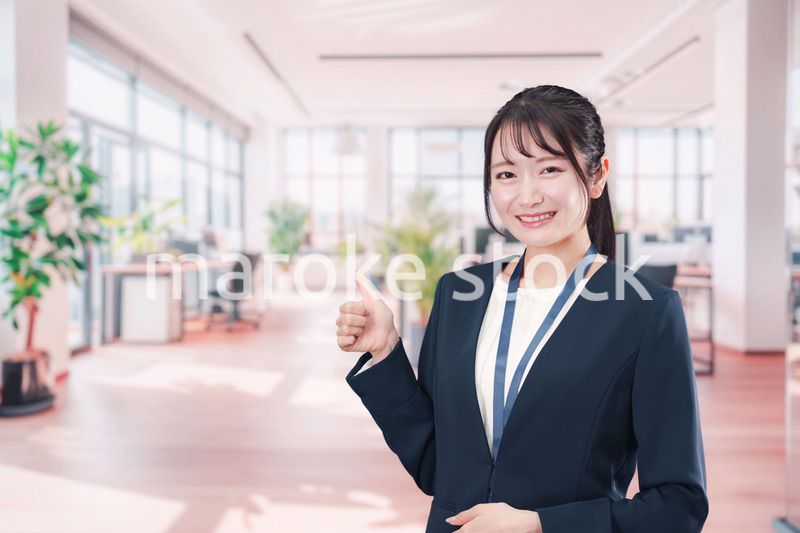 オフィスで働く笑顔の若い女性