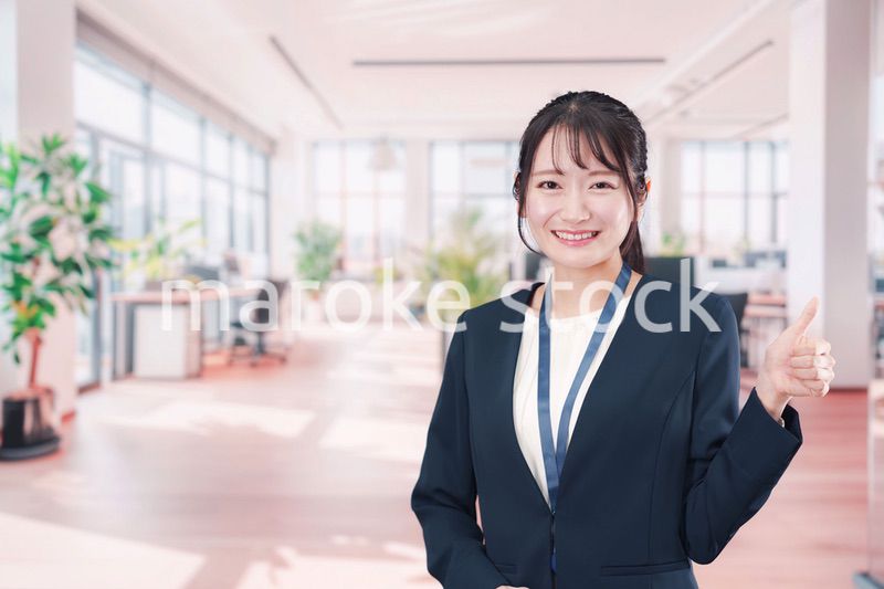 オフィスで働く笑顔の若い女性