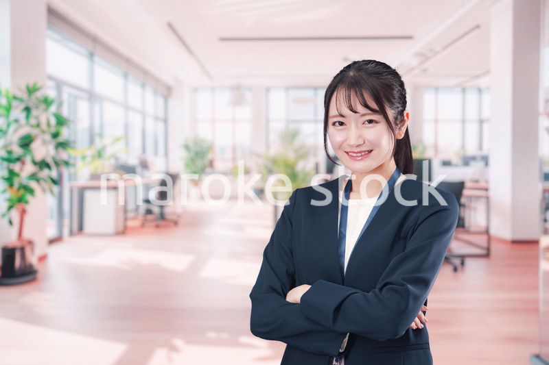 オフィスで働く笑顔の若い女性