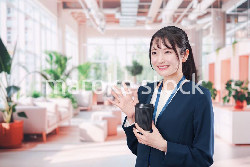 オフィスでコーヒーを飲む若いビジネスウーマン