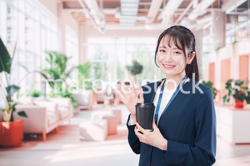 オフィスでコーヒーを飲む若いビジネスウーマン
