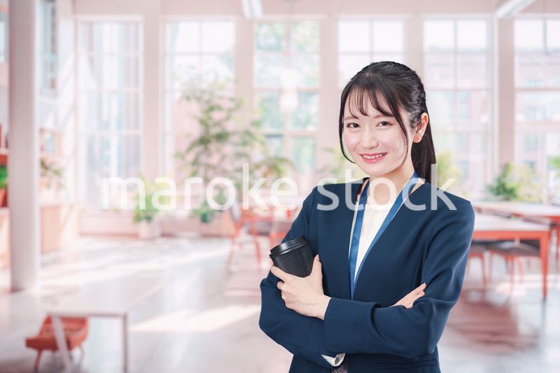 オフィスでコーヒーを飲む若いビジネスウーマン