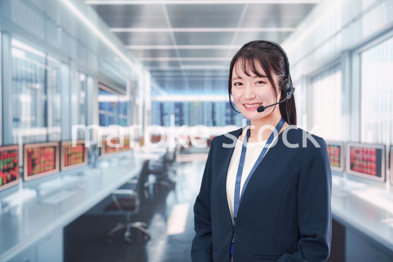 笑顔で話すオペレーターの女性