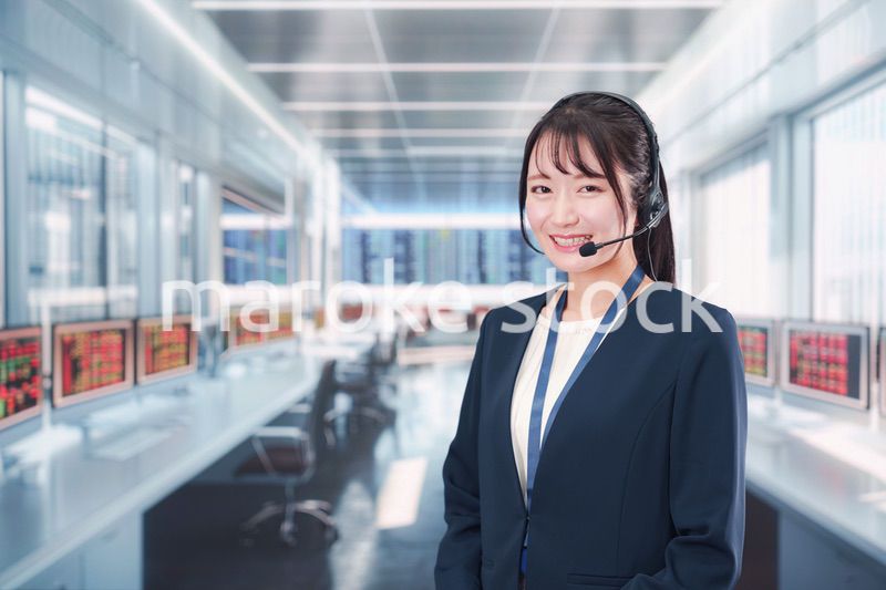 笑顔で話すオペレーターの女性