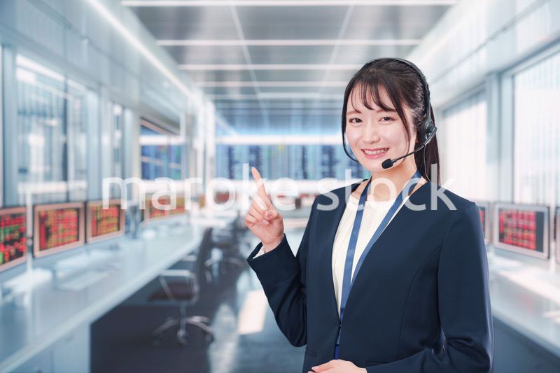 笑顔で話すオペレーターの女性