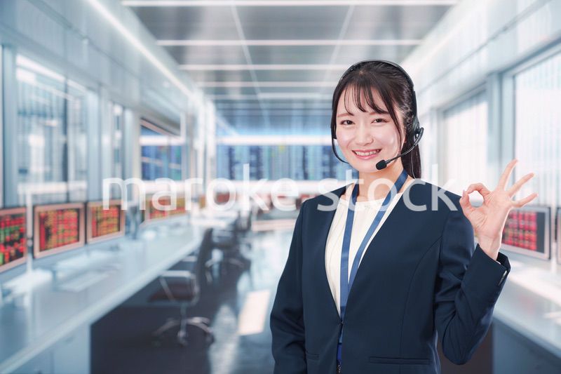 笑顔で話すオペレーターの女性