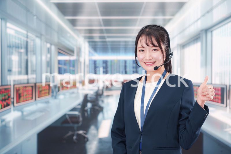 笑顔で話すオペレーターの女性