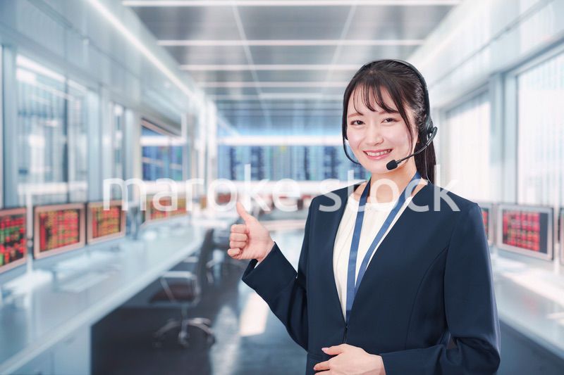 笑顔で話すオペレーターの女性