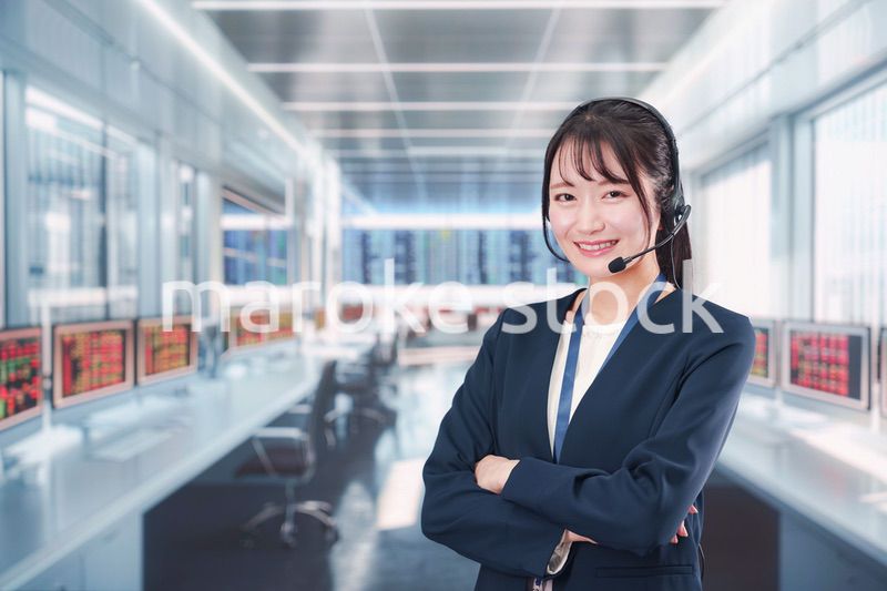 笑顔で話すオペレーターの女性