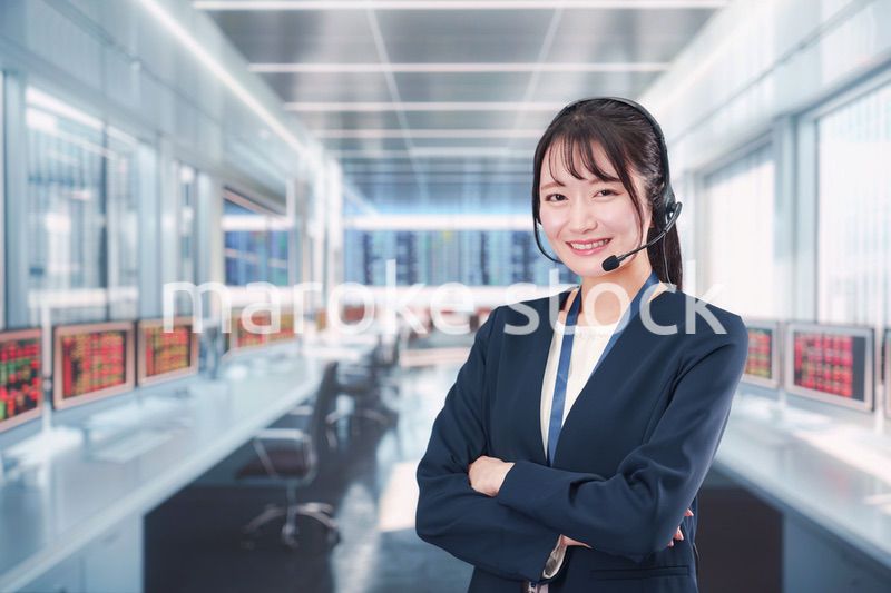 笑顔で話すオペレーターの女性