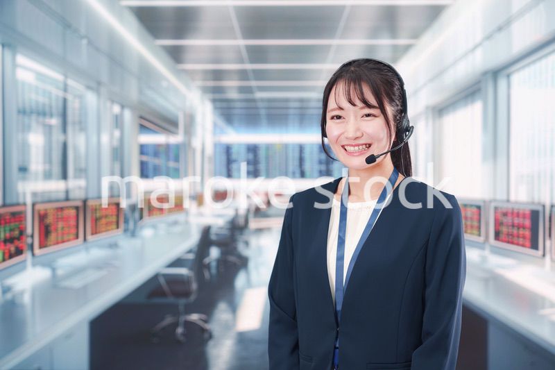 笑顔で話すオペレーターの女性