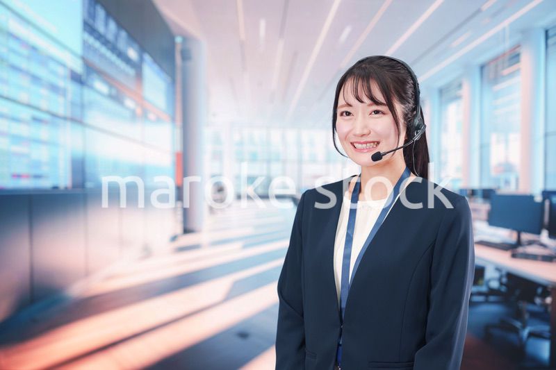 笑顔で話すオペレーターの女性