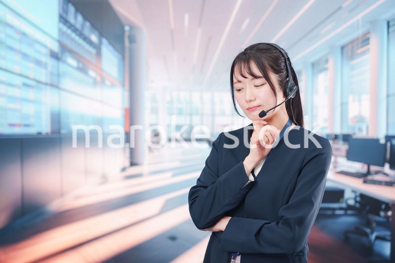 困った表情をする電話オペレータの女性