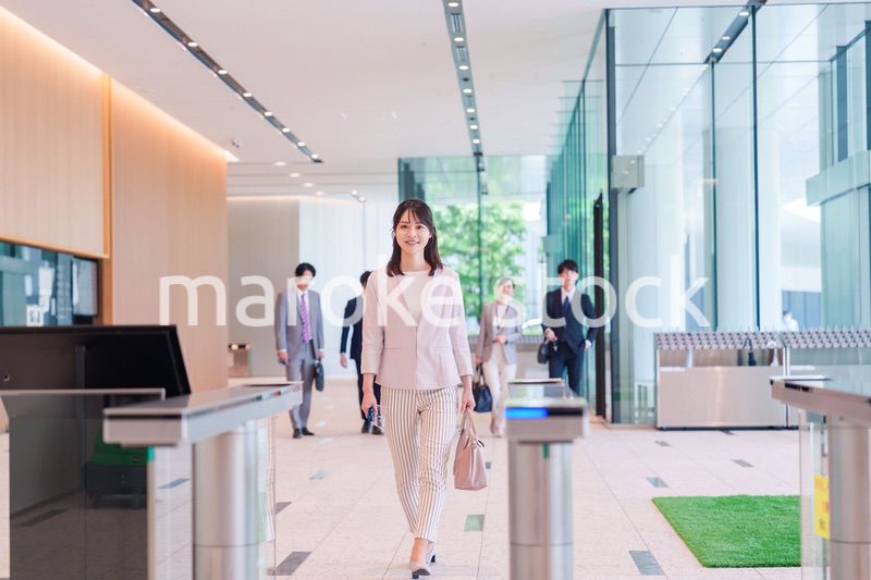 オフィスのセキュリティゲートを通るビジネスウーマン