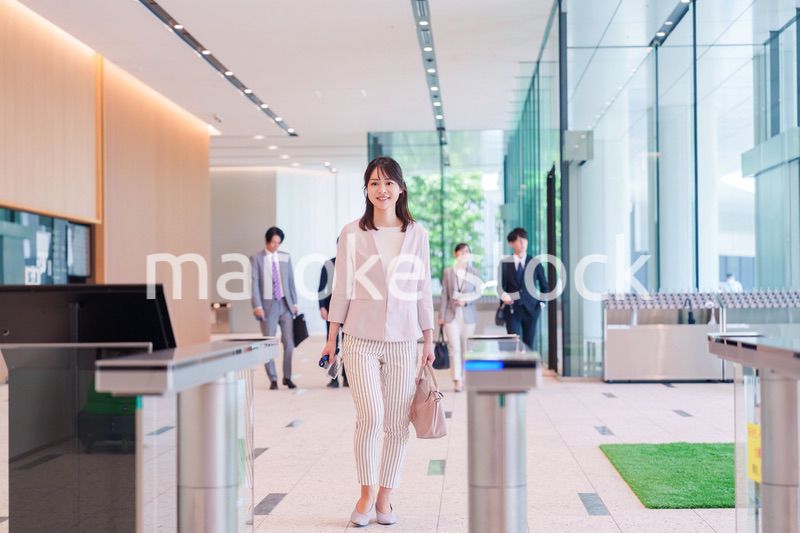 オフィスのセキュリティゲートを通るビジネスウーマン