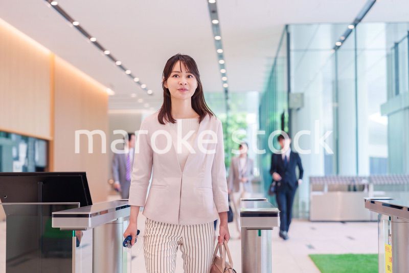 オフィスのセキュリティゲートを通るビジネスウーマン