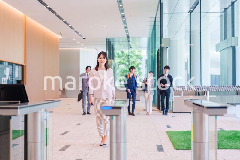 オフィスのセキュリティゲートを通るビジネスウーマン