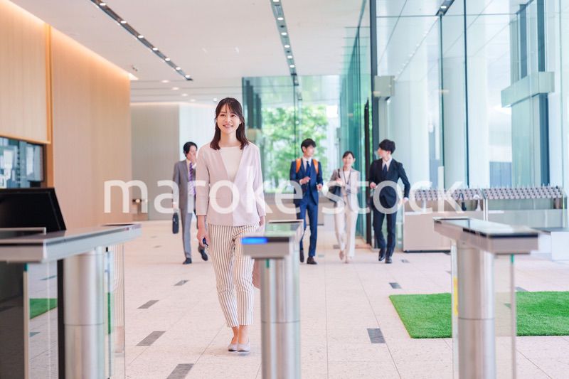 オフィスのセキュリティゲートを通るビジネスウーマン