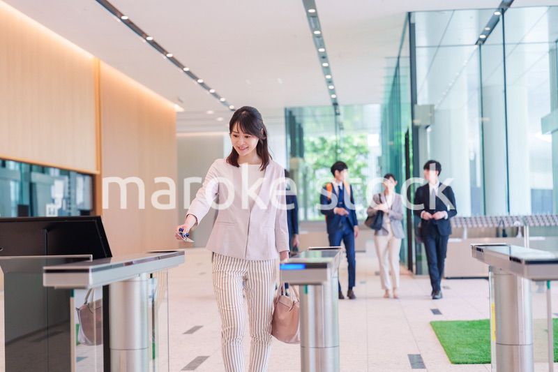 オフィスのセキュリティゲートを通るビジネスウーマン