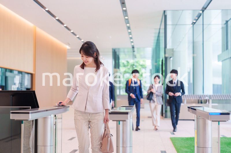 オフィスのセキュリティゲートを通るビジネスウーマン