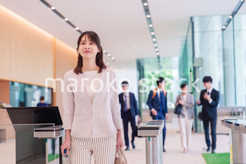 オフィスのセキュリティゲートを通るビジネスウーマン