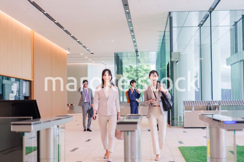 オフィスに出社する女性社員