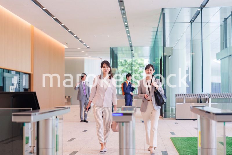 オフィスに出社する女性社員