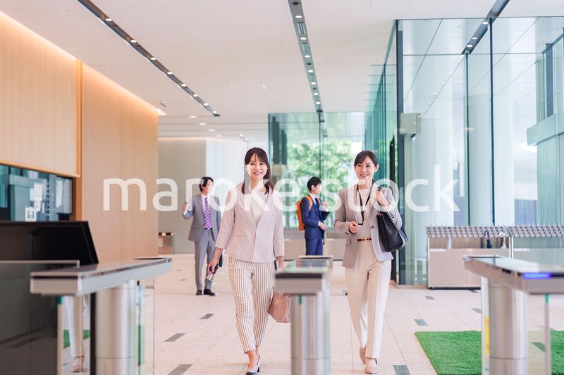 オフィスに出社する女性社員