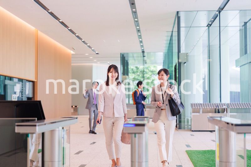 オフィスに出社する女性社員