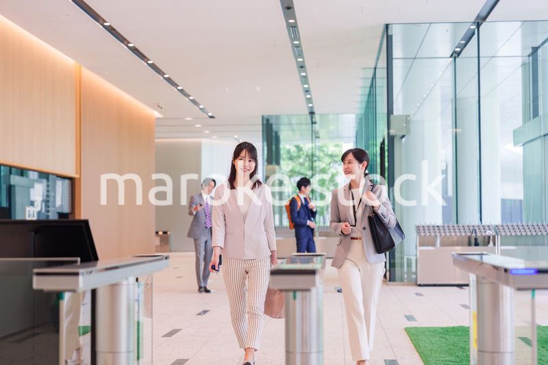 オフィスに出社する女性社員