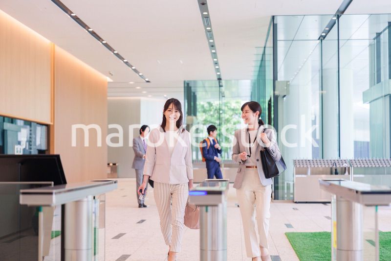 オフィスに出社する女性社員