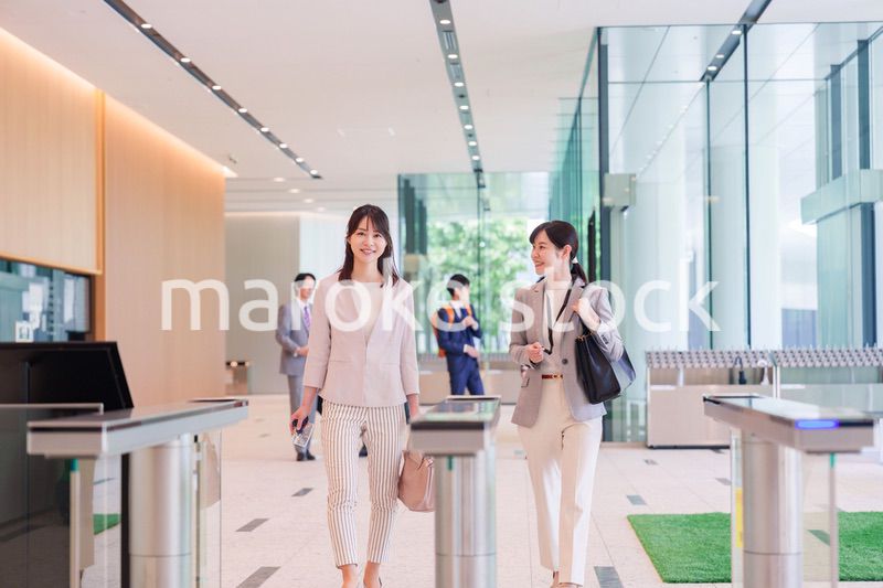 オフィスに出社する女性社員