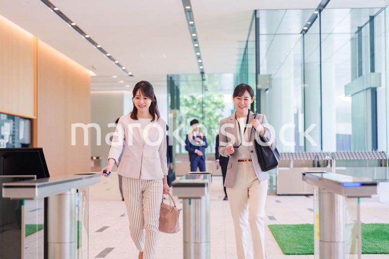 オフィスに出社する女性社員