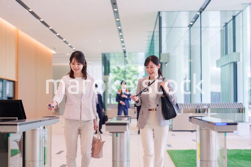 オフィスに出社する女性社員