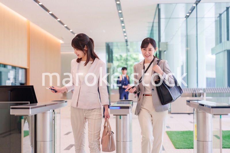 オフィスに出社する女性社員